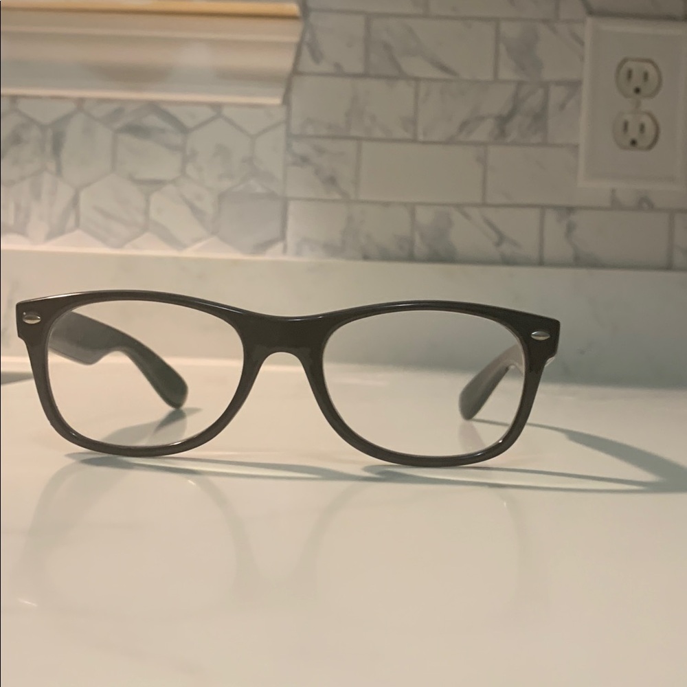New Ray Ban Wayfarer Classic, a modernized, slightly smaller UNISEX preloved